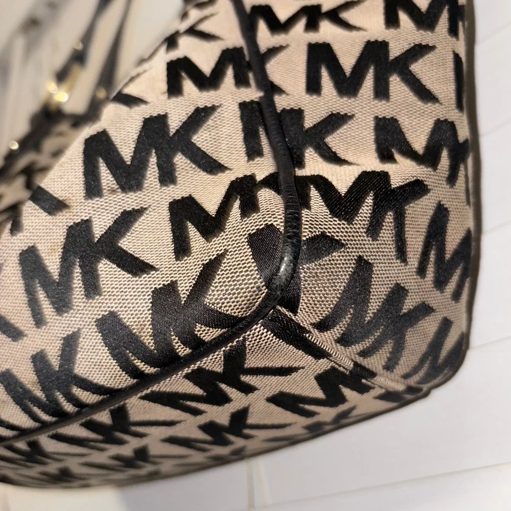 Micheal Kors Monogram Double Strap Handbag With Attached Gold Tone Lock Closure - Picture 7 of 13